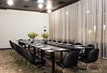 חדר הישיבות המאובזר במיטב הציוד הטכנולוגי, מיועד לכנסים ומפגשים עסקיים אלגנטיים 