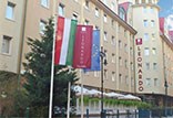 המלון ממוקם במרחק הליכה קצר מהדנובה וממרכז העיר ומקושר לשפע אטרקציות יפהפיות בבירה ההונגרית