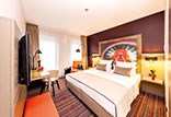 במלון לאונרדו מינכן סיטי סאות' חדרים מסוגננים עם צבעוניות רעננה ותוססת וקונספט אופנתי מלא באור