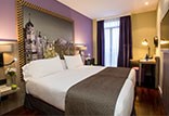 חדרי האירוח של מלון לאונרדו מדריד סיטי סנטר מעוצבים בסגנון קלאסי עם רצפות עץ ושפע אור טבעי היוצרים אווירה שקטה ונינוחה