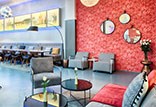 חדרי אירוח מפנקים בעיצוב בהיר ואלגנטי ושילוב מעודן של צורות וצבעים ססגוניים