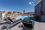 מלון NYX מדריד מזמין אתכם לבילוי מרענן ומלא שלווה בבריכת השחייה שעל הגג 