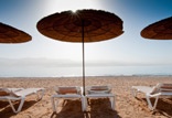 חוף ים פרטי למלון הכולל מתחם צ'יל אאוט מרגיע ומגוון אטרקציות חוף
